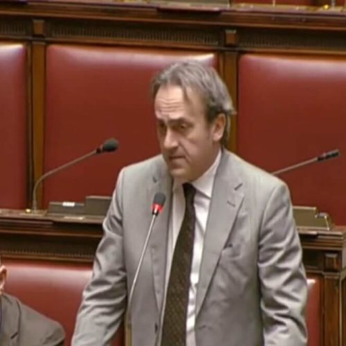 Angelo Bonelli: Deputado Italiano Recebe Reconhecimento de Brasileiros por Ação Contra Carla Zambelli