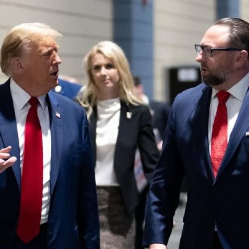 Assessor Jason Miller: Críticas Veementes a Lula e Comparação com Biden