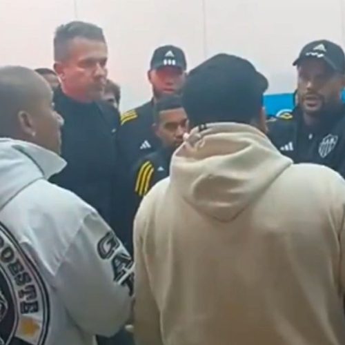 Atlético-MG sofre terceira derrota seguida para o Palmeiras e torcida cobra elenco no aeroporto