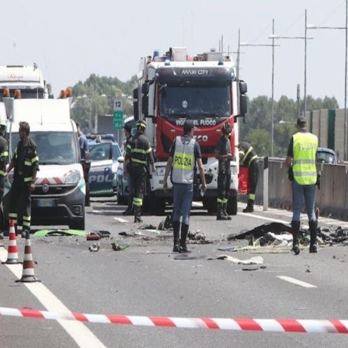 Avião Ultraleve Cai em Rodovia na Itália: Acidente Deixa 2 Mortos