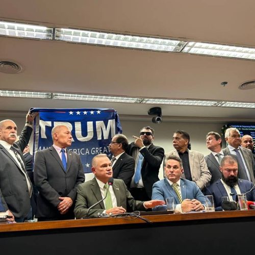 Bandeira de Trump vira polêmica em ato da oposição no Congresso