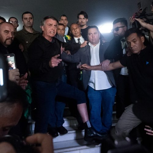 Bolsonaro Alega Falta de Clareza em Decisão de Moraes e Aguarda Avaliação sobre Cautelares