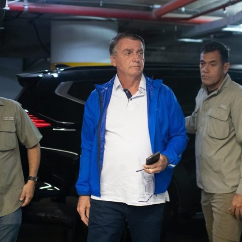 Bolsonaro em Dilema Sobre Motociata: Influência de Michelle e Decisão Ainda em Aberto