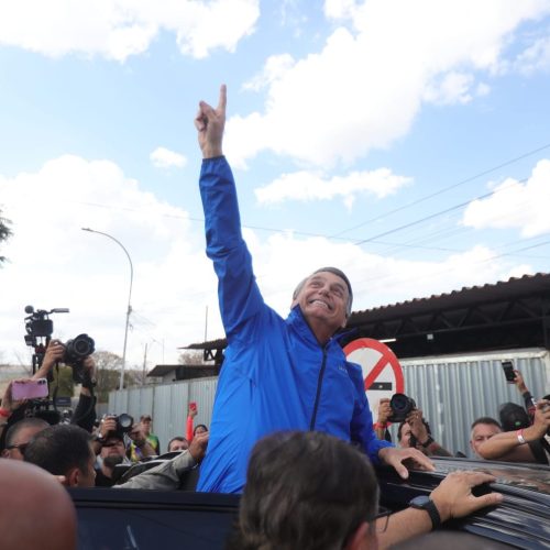 Bolsonaro Participa de Motociata com Apoio de Michelle, Celina e Flávio