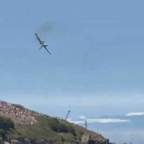 Caça F-18 Realiza Manobra de Emergência: Análise da Situação em Festival Aéreo Espanhol