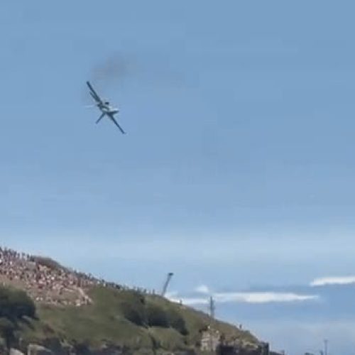 Caça F-18 Realiza Manobra de Emergência: Análise da Situação em Festival Aéreo Espanhol