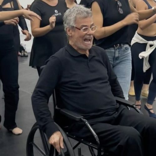 Carlinhos de Jesus Revela Diagnóstico e Explica Uso da Cadeira de Rodas
