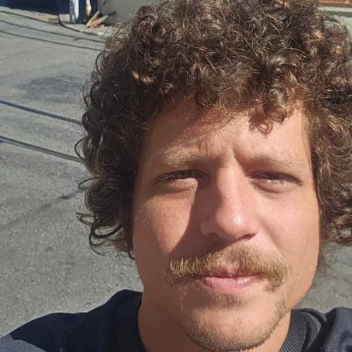 Chico Chico compartilha momento romântico com a atriz Luisa Arraes nas redes sociais