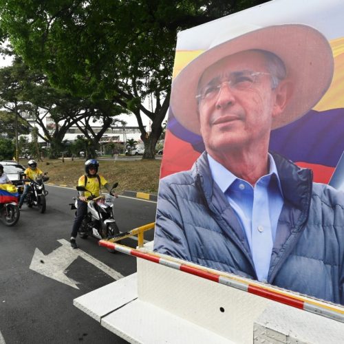 Condenação de Álvaro Uribe: Justiça colombiana sentencia ex-presidente a prisão domiciliar