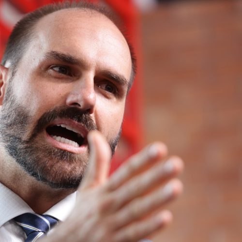 Eduardo Bolsonaro Intensifica Críticas a Governadores: Ratinho Jr. e Tarcísio Sobram Alvo