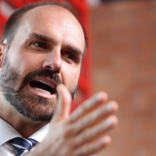 Eduardo Bolsonaro Intensifica Críticas a Governadores: Ratinho Jr. e Tarcísio Sobram Alvo