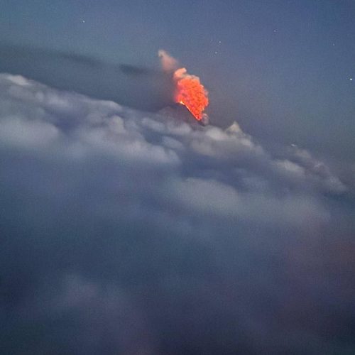 Erupção Vulcânica no Vulcão Klyuchevskoy na Rússia: Ocorrência após Terremoto de Magnitude 8.8