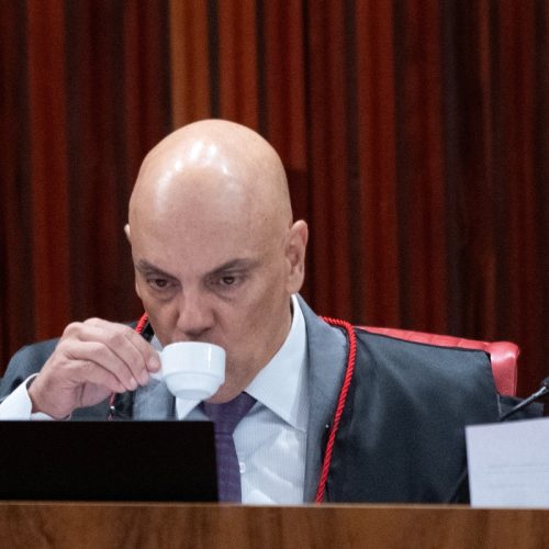 Gesto Obsceno de Moraes: Análise da Controvérsia Pós-Sanções