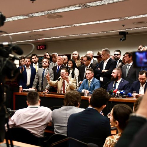 Hugo Motta Veta Reuniões de Comissões: Oposição Aceita Votar Moções a Bolsonaro em Agosto