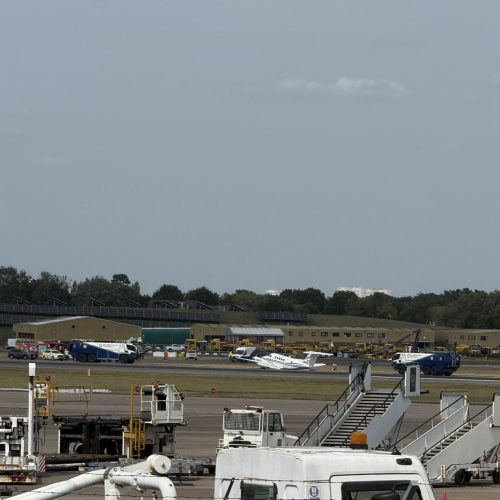 Incidente aeroporto birmingham: pista fechada após acidente com avião