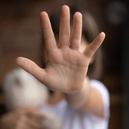 Investigação Policial: Atores Suspeitos Detidos após Crime de Estupro