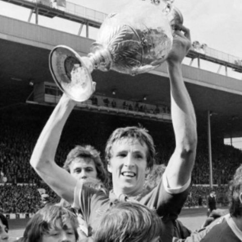 Joey Jones: Lendário Bicampeão da Champions League com o Liverpool Morre aos 70 Anos