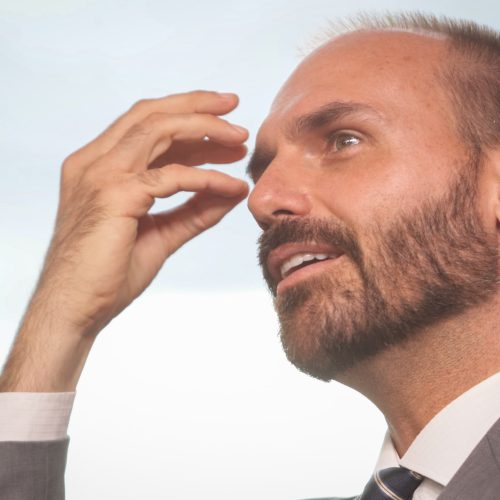 Lei Magnitsky no Brasil: Eduardo Bolsonaro alerta sobre possíveis alvos e impactos políticos