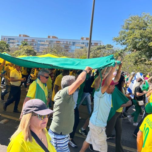 Manifestantes Reúnem-se na Porta do Condomínio de Bolsonaro após Ato de Oposição