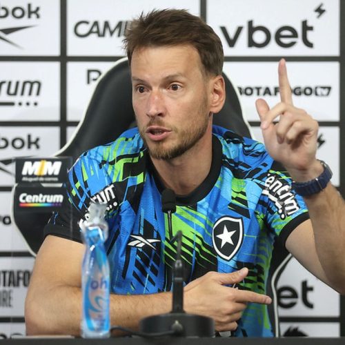 Neto: Botafogo apresenta goleiro e revela competição intensa