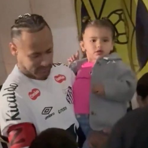 Neymar Encanta Fãs com Momento Fofo ao Entrar em Campo com a Filha Mavie na Vila Belmiro