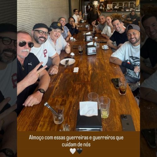 Neymar, o jogador mais carismático do futebol brasileiro, leva funcionários do Santos a prestigiosa churrascaria