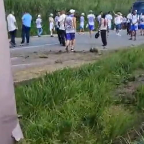 ônibus com torcedores do Bahia tomba na BR-101: o acidente que interrompeu a viagem para Recife
