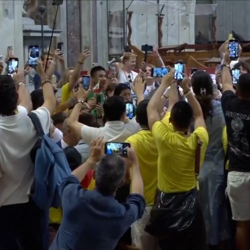 Papa Francisco Enfrenta Desafios Com Influenciadores Digitais na Basílica de São Pedro