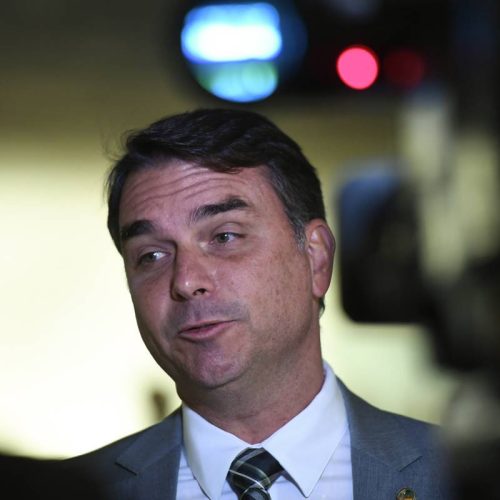 Pressão Política Cresce: Flávio Bolsonaro Cancela Férias na Europa e Retorna ao Brasil