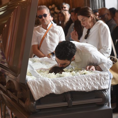 Preta Gil se Despede com Emoção no Rio de Janeiro: Caio Blat e Personalidades Marcam Presença
