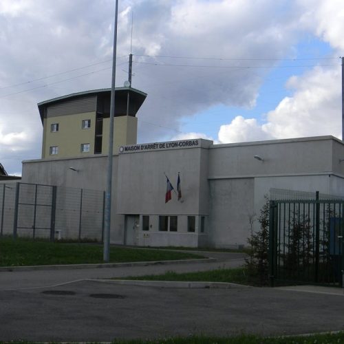 Prisão: Detido Esquiva-se de Complexo Escondido em Saco de Roupa Suja na França