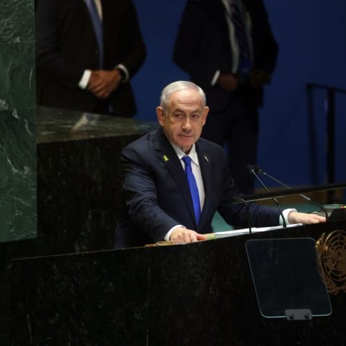 Processo Netanyahu Retomado: Acusação de Fraude, Suborno e Quebra de Confiança