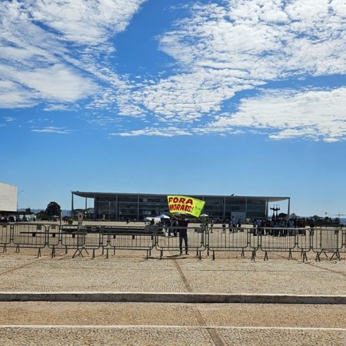 Protesto contra Moraes: Manifestação Isolada no STF Após Decisão sobre Bolsonaro