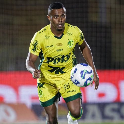 Racismo no Futebol: O Caso de Carlos Eduardo após Vitória sobre o Vasco