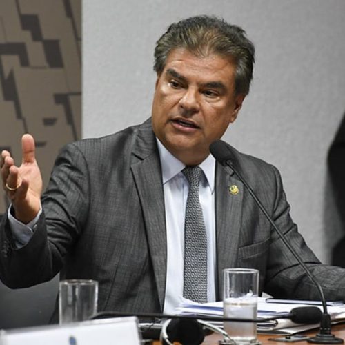 Senadores viajam aos EUA durante tensões comerciais e críticas de Eduardo