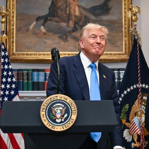 Suspensão da Tarifa de Minimis nos EUA: Medidas Autoritárias de Trump