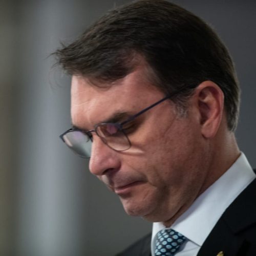 Tarifaço: Flávio Bolsonaro se Manifesta Após Críticas de Haddad sobre Negociações com os EUA