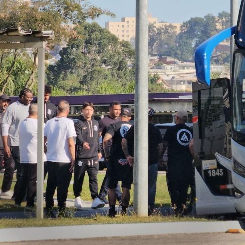 Torcida Organizada Corinthians Reúne-se com Dorival Júnior e Jogadores Antes do Ceará