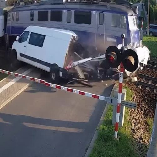 Van Atropelada por Trem em Acidente Polaco: Segurança Ferroviária em Discussão