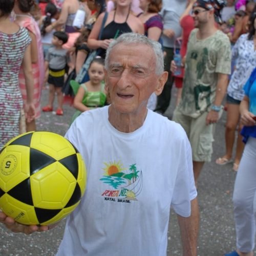 Vovô das Embaixadas: A Legenda de Jankel Schor que Cativou o Mundo do Futebol